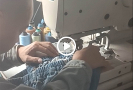 9.9元件包工包料包设计打版产一条龙服务，韩国的客户定购的1千件外贸牛仔被正在开扣眼