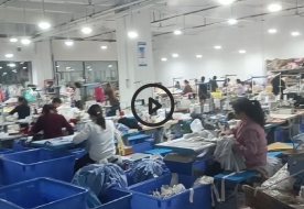 服装网东莞虎门服装厂分中心，裁床是自动的拉布机，人看着机器干活自己不用干