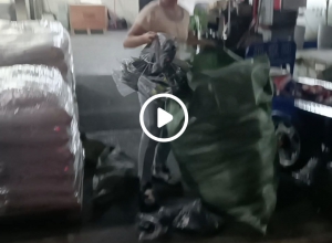 安徽省肥东县刚毕业的青年小伙创业摆地摊服装批发600件9.9元件