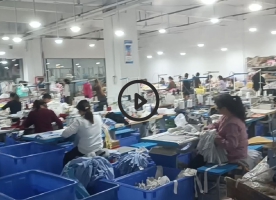 服装网东莞虎门服装厂分中心，裁床是自动的拉布机，人看着机器干活自己不用干