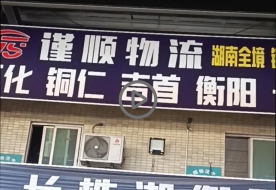 湖南长沙客户摆地摊采购一麻袋日赚1800多元，现在是冬天服装比较好卖，一件赚100多