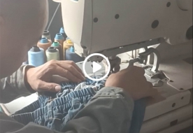 9.9元件包工包料包设计打版产一条龙服务，韩国的客户定购的1千件外贸牛仔被正在开扣眼