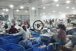 服装网东莞虎门服装厂分中心，裁床是自动的拉布机，人看着机器干活自己不用干