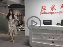 公司员工兼职模特在仓库穿了一件衣