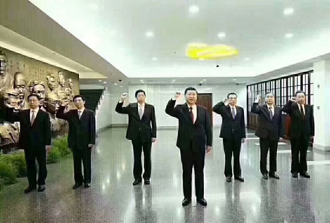 以后别讲团队人太少 7个人的团队就能领导一个国家 其实政治跟企业是一样 在团队中 把对着干的删除 跟着干的培养 帮着干的给钱 领着干的分红 这是规律，也是法则 你在哪个位置由你自己决定 聪明的人适合聊天 靠谱的人才能生死相依……-1.jpg